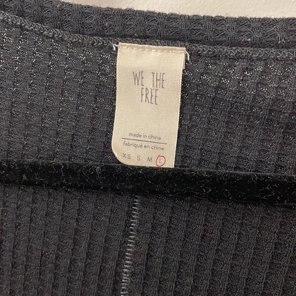 Black flowy waffle top - Picture 3 of 4